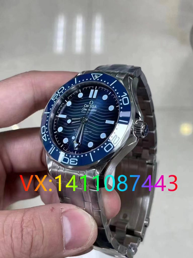 VS廠海馬300米細節(jié)全解析：冰藍面8800機芯對比