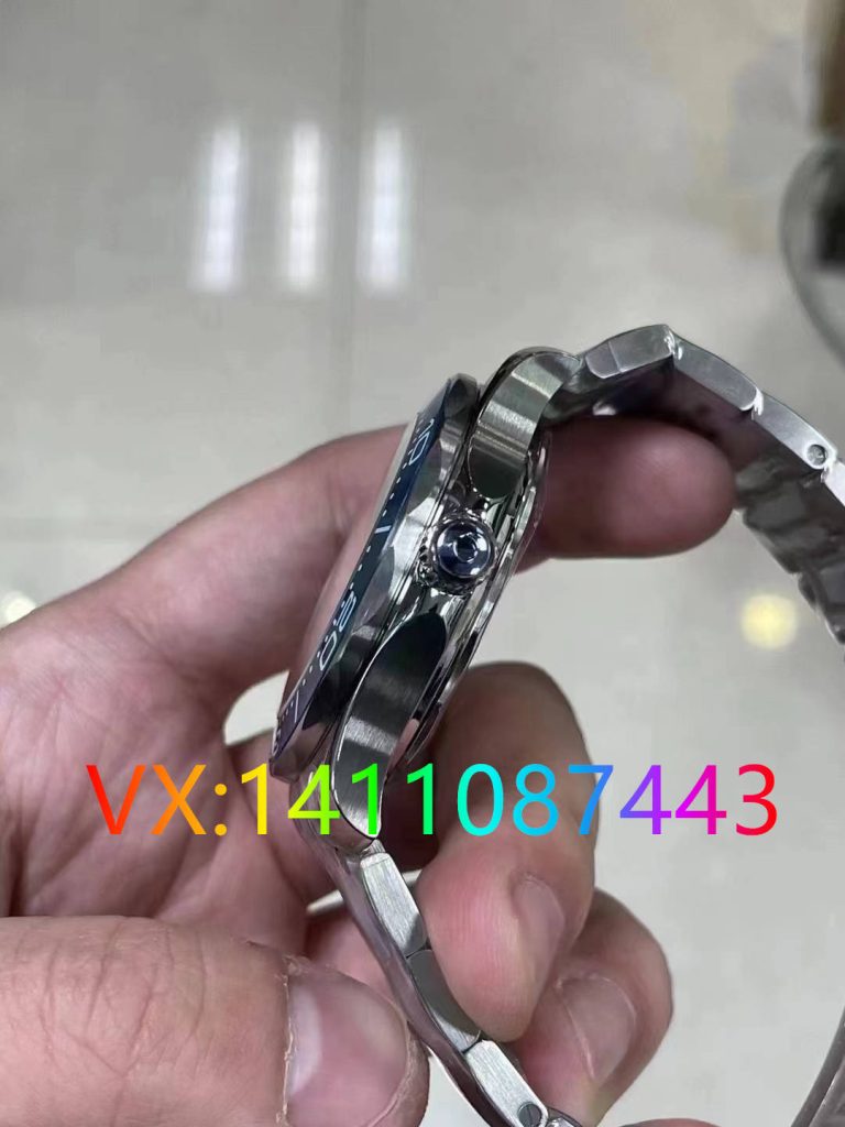 VS廠海馬300米細節(jié)全解析：冰藍面8800機芯對比