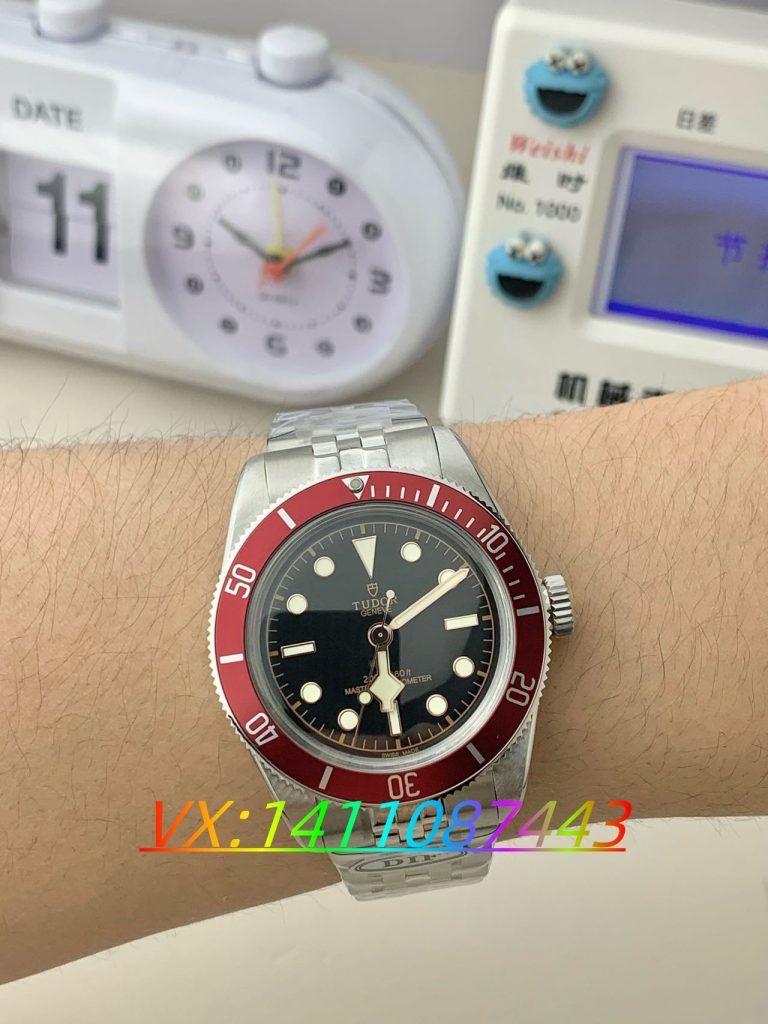 DIF帝舵碧灣三代小紅盾41mm五珠鏈腕表評測:經典復古的現代演繹?